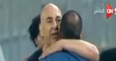 لقطة المباراة.. حسام حسن يواسى "عرابى" بعد الهزيمة.. وبكاء حارس أسوان