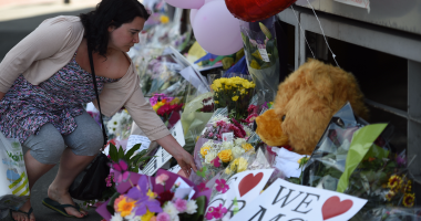بالصور.. ورود وبالونات ورسائل وهدايا تذكارية لتأبين ضحايا هجوم مانشستر