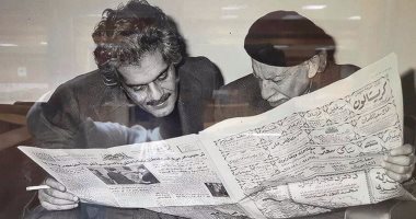 شاهد.. صورة نادرة لعمر الشريف وتوفيق الحكيم يتصفحان خبرا بجريدة الأهرام