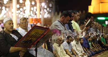 آلاف المصلين يؤدون صلاة التراويح بعمرو بن العاص فى أول أيام رمضان