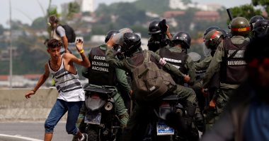 بالصور.. مواجهات بين الشرطة ومتظاهرين حاولوا دخول قاعدة عسكرية فى فنزويلا