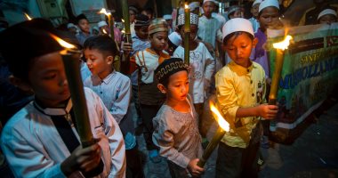 بالصور.. "صوم وأكل وعبادة" تجهيزات مسلمو العالم فى أول أيام رمضان