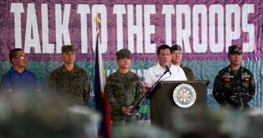 بالصور.. رئيس الفلبين يمازح جنوده: إذا اتهم أحدكم باغتصاب 3 نساء سأتحمل ذلك