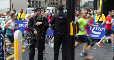 بالصور.. البريطانيون يتحدون الإرهاب بتنظيم سباق "مانشستر العظيم"