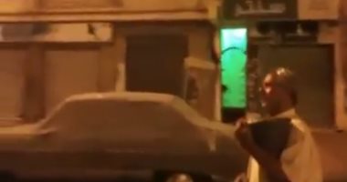 بالفيديو.. مسحراتى الإسكندرية يشدو فى شوارع أبو قير