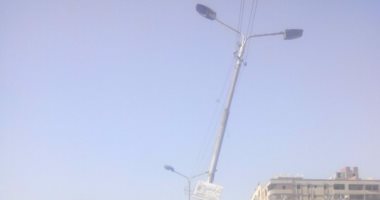 بالصور.. عامود كهربائى مائل يهدد المارة فى الشارع الجديد بشبرا الخيمة
