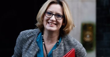 وزيرة الداخلية فى بريطانيا تعتذر بعد مطالبات باستقالتها بسبب المهاجرين