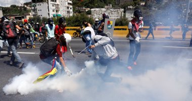 بالصور.. تجدد الاشتباكات بين الشرطة الفنزويلية ومعارضى الرئيس "مادورو"