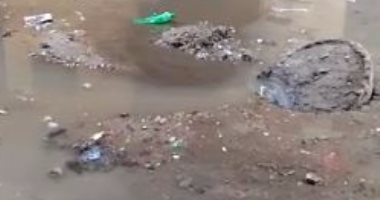 بالفيديو.. قارئ يشكو كسر ماسورة مياه بشارع السوق التجارى بالعمرانية
