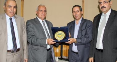 مجلس جامعة طنطا يكرم عميد العلوم السابق 