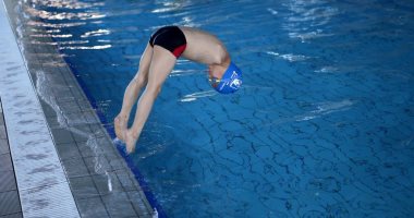 بالصور.. طفل بوسنى بلا ذراعين يفوز بذهبية بطولة للسباحة فى كرواتيا
