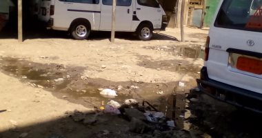 بالصور .. مياه الصرف تحاصر موقف مصر بمنوف.. ورئيس المدينة يشكل لجنة