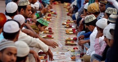 بالصور.. إفطار جماعى فى الهند وإندونسيا رابع أيام شهر رمضان