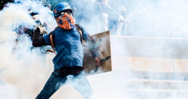 بالصور.. تواصل المظاهرات وأعمال العنف فى فنزويلا ضد الرئيس نيكولاس مادورو