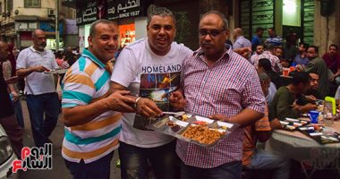 بالصور.. فرحة الصائمين على أكبر مائدة رحمن فى شارع طلعت حرب