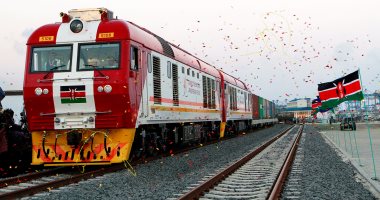 بالصور.. انطلاق أول قطار بضائع بخط السكك الحديدية "سغر" فى كينيا