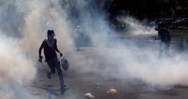 بالصور.. تجدد الاشتباكات بين الشرطة الفنزويلية ومعارضين للرئيس "مادورو" 