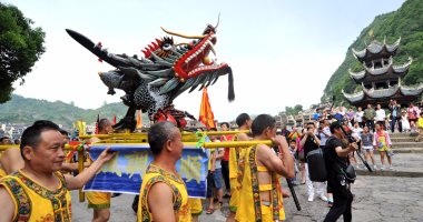 بالصور..الصينيون يحتفلون بمهرجان قوارب التنين