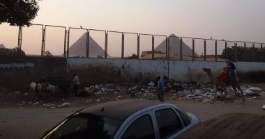 مواطن من نزلة السمان يشكو من تراكم القمامة بالقرب من أهرامات الجيزة 