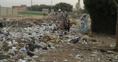 بالصور.. القمامة تغلق طريق مدرسة الشهيد عصام ناجى بمنشأة القناطر بالجيزة 