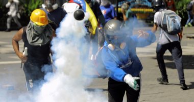 إصابة 40 متظاهرا فى الاشتباكات مع الشرطة بالعاصمة الفنزويلية