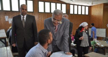 بالصور ..رئيس جامعة المنيا يتفقد لجان امتحانات "السياحة والأسنان والألسن"