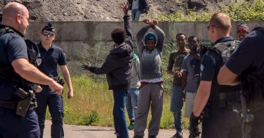 منظمتان تتهمان الشرطة الفرنسية باستخدام القوة المفرطة مع مهاجرين بمخيم "كاليه"