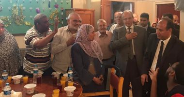 وزير التنمية المحلية يتناول الإفطار مع سكان العقار المائل بالإسكندرية