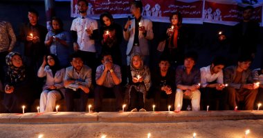 بالصور.. وقفة بالشموع لتأبين ضحايا انفجار العاصمة الأفغانية "كابول"