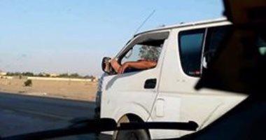 تداول صورة لسائق ميكروباص على طريق مصر إسماعيلية يرفع قدمه على الشباك