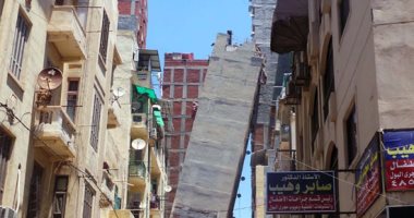 رئيس حى وسط بالإسكندرية: إزالة عقار الأزاريطة المائل قد تستغرق أسبوعا