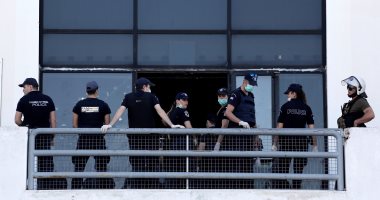 بالصور.. الشرطة اليونانية تخلى مطار "هيلينيكون" من المهاجرين  