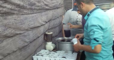 بالفيديو والصور.. محافظ كفر الشيخ يشارك 23 شابا تنظيم مائدة رمضان