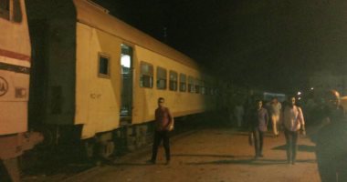 قطار "القاهرة – ايتاى البارود" يتوقف قبل المحطة بمسافة بعيدة وينزل الركاب
