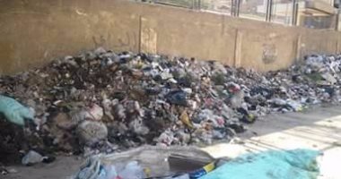 بالصور..القمامة تحاصر مدرسة أحمد زويل للبنات بدار السلام