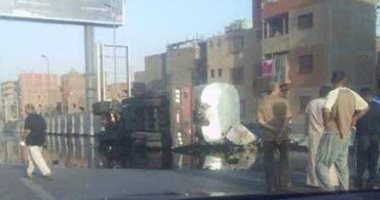 المرور تستعين بسيارات حماية مدنية لإزالة حطام انقلاب سيارة نقل بالبساتين 