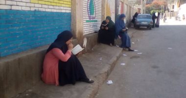 بالصور.. أولياء أمور طلاب الثانوية العامة يقرأون القرآن أمام لجان المنيا