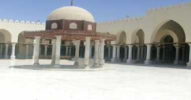 بالصور.. تصدع سقف مسجد عمرو بن العاص الأثرى بدمياط بعد ترميمه بـ27 مليون جنيه
