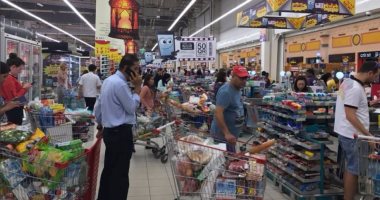 قطع العلاقات مع قطر يتسبب فى تكدس المواطنين بمتاجر قطر لتخزين المواد الغذائية