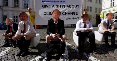 بالصور.. تظاهرات بالمرحاض فى التشيك ضد انسحاب ترامب من اتفاقية المناخ