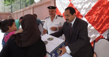 مدير أمن الإسكندرية يوزع "كراتين رمضان" على المواطنين
