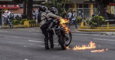 بالصور.. وفاة شاب تعرض للطعن والحرق فى المظاهرات المناهضة لرئيس فنزويلا
