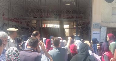 بالفيديو..تأخر دخول طلاب إحدى المدارس الثانوية للامتحان فى دمياط