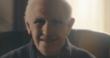 بالفيديو.. ألكسيس سانشيز رجل عجوز فى إعلان ترويجى لكأس القارات