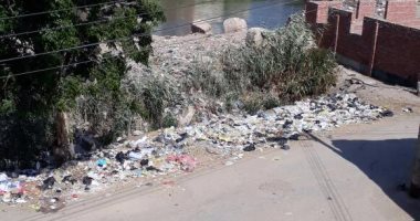 شكوى من تراكم القمامة أمام مدخل قرية كفر دميرة بالدقهلية 