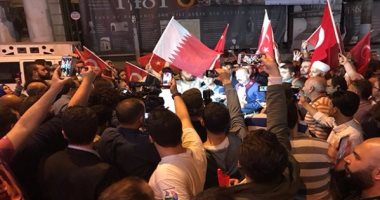 أعضاء حزب أردوغان يتظاهرون للتضامن مع قطر بـ"علم البحرين"