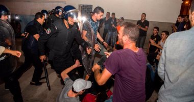 بالصور.. مناوشات بين الشرطة ومحتجين شمال المغرب.. واستمرار تظاهر المعارضة