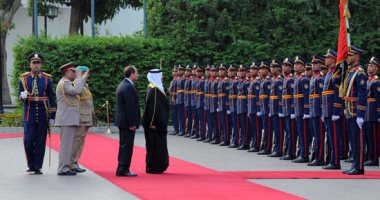 السيسى يستعرض حرس الشرف بحضور ملك البحرين بعد وصوله القاهرة