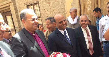 رئيس الطائفة الإنجيلية يفتتح كنيسة جديدة ويزور عائلات شهداء حادث المنيا