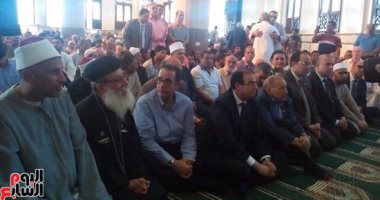 بالصور.. راعى كنيسة دكرنس يشارك المحافظ والأهالى فى افتتاح مسجد بالدقهلية